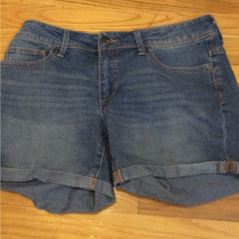 Women’s Blue Denim Rolled-Hem Shorts